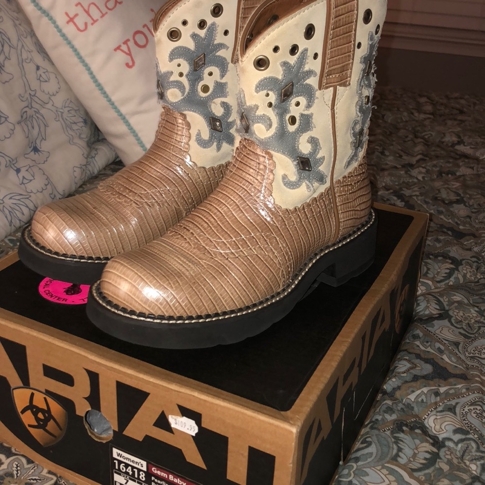 Amazing  Ariat 7 Boot. Cute with skirts or shorts!